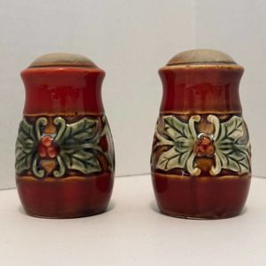 Vintage Holly Berry Salt And Pepper Shakers Holiday Pattern Ceramic Red/Green
